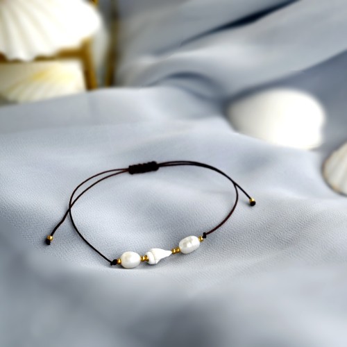 bransoletka z muszelkami i perlami na ciemnobrazowym sznurku_aurelie.pl