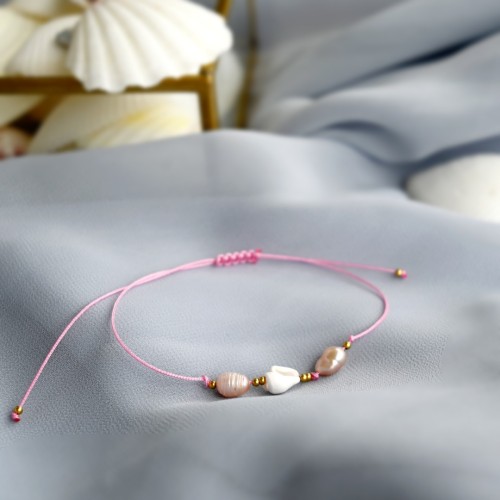 bransoletka z muszelkami i perlami na jasnorozowym sznurku_aurelie.pl