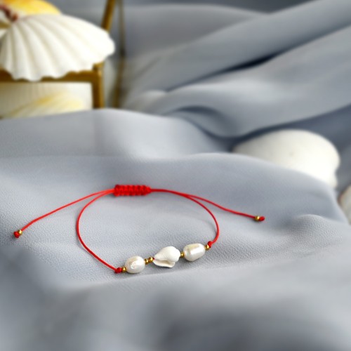 bransoletka z muszelkami i perlami na czerwonym sznurku_aurelie.pl