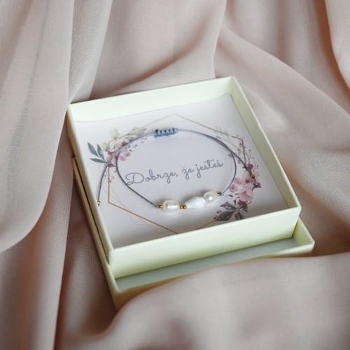 bransoletka z perłami i muszelką oraz dedykacją umieszczoną w pudełku prezentowym | aurelie.pl
